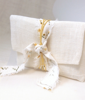 Μπομπονιέρα λινό πουγκί λουλούδια